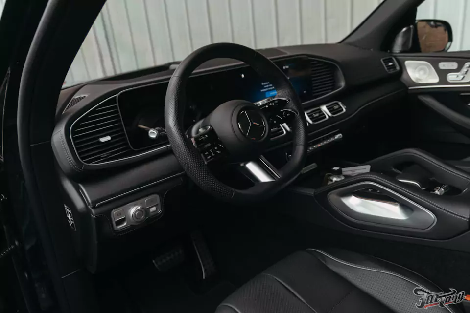 Окрас деталей Mercedes GLS после некачественных работ, оклейка полиуретаном, окрас дисков и суппортов, антихром, комплекс детейлинг-услуг